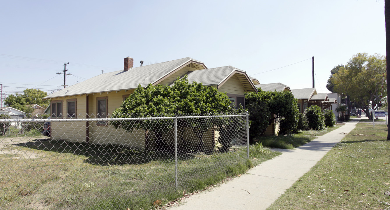 125-131 N Riverside Ave in Rialto, CA - Building Photo