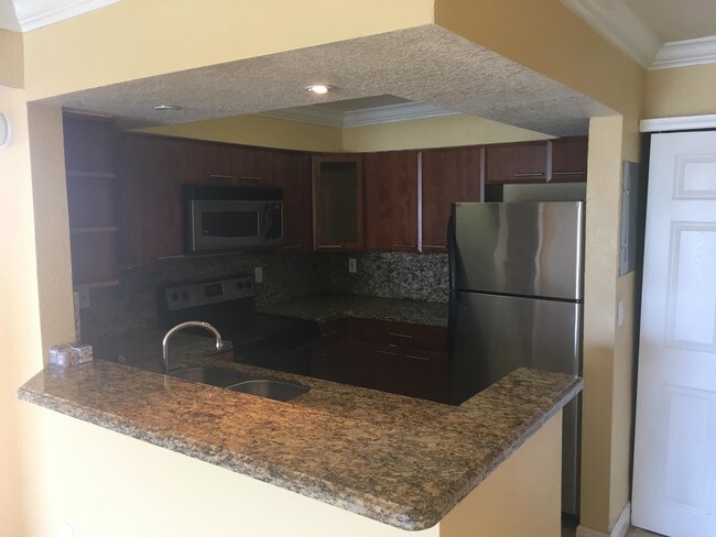 8101 Crespi Blvd-Unit -504 in Miami Beach, FL - Foto de edificio - Building Photo