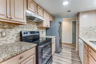 570 Avenue J Ave in Grand Prairie, TX - Building Photo - Building Photo