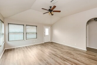 9324 Cynthia Ct in Fort Worth, TX - Foto de edificio - Building Photo