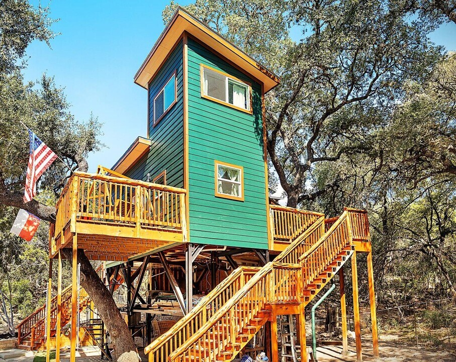 105 Hi View Dr in Lakehills, TX - Building Photo