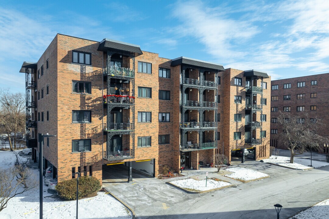 The Landings in Des Plaines, IL - Building Photo