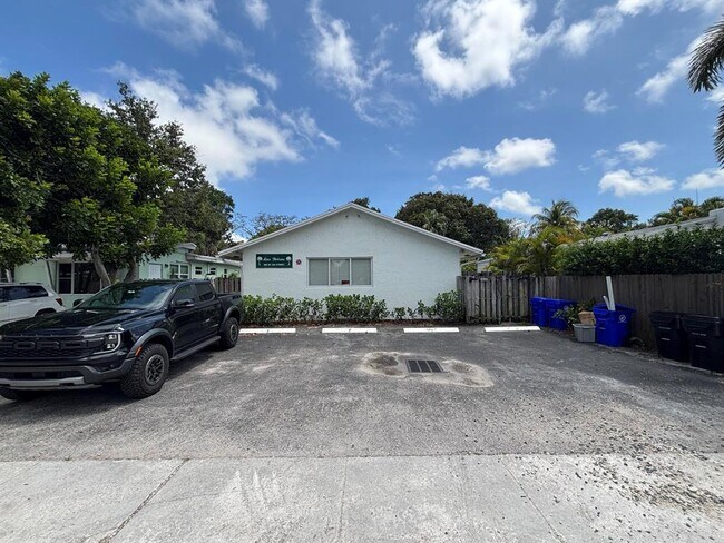 880 SE 12th St, Unit 2 in Fort Lauderdale, FL - Building Photo - Building Photo