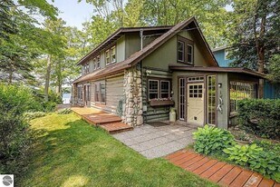 843 N South Long Lake Rd in Traverse City, MI - Building Photo