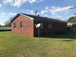 204 N Forbes St in La Grange, NC - Foto de edificio - Building Photo