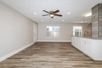 32118 Decker Oaks Dr in Pinehurst, TX - Building Photo - Building Photo