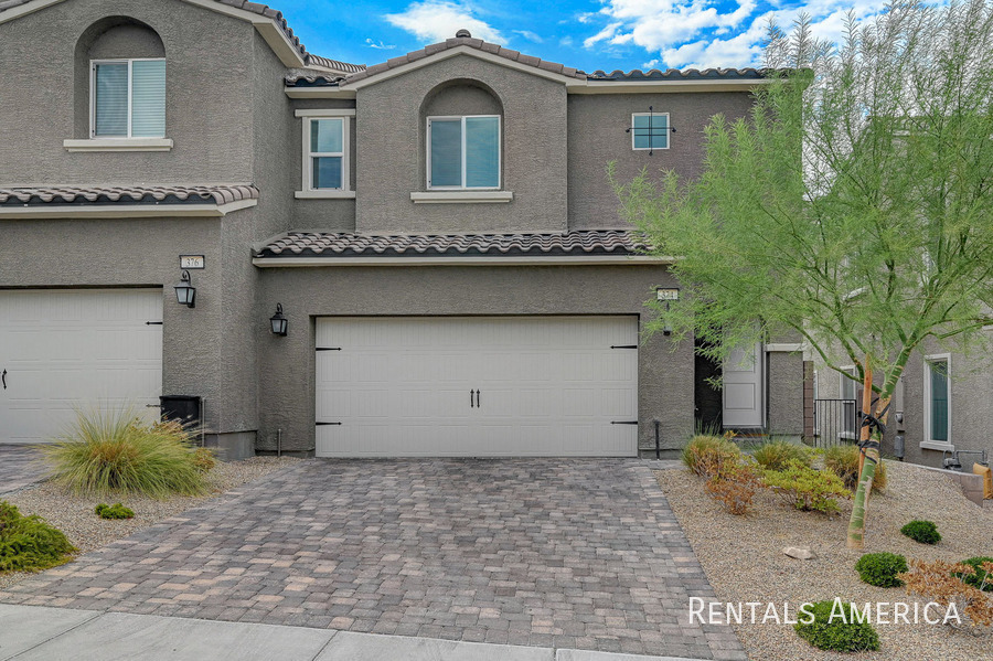 374 Yellow Finch Ln in Henderson, NV - Building Photo