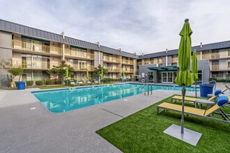 Avenue 19 in Phoenix, AZ - Foto de edificio - Building Photo