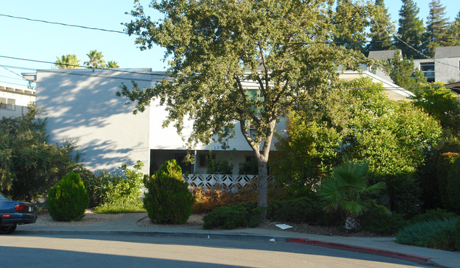 130 Village Ct in Walnut Creek, CA - Foto de edificio - Building Photo