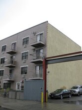 29 Meserole St in Brooklyn, NY - Building Photo - Building Photo