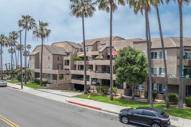 Pier House in Huntington Beach, CA - Foto de edificio - Building Photo