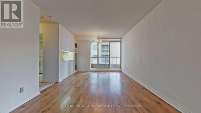 736 Bay St. in Toronto, ON - Building Photo - Building Photo