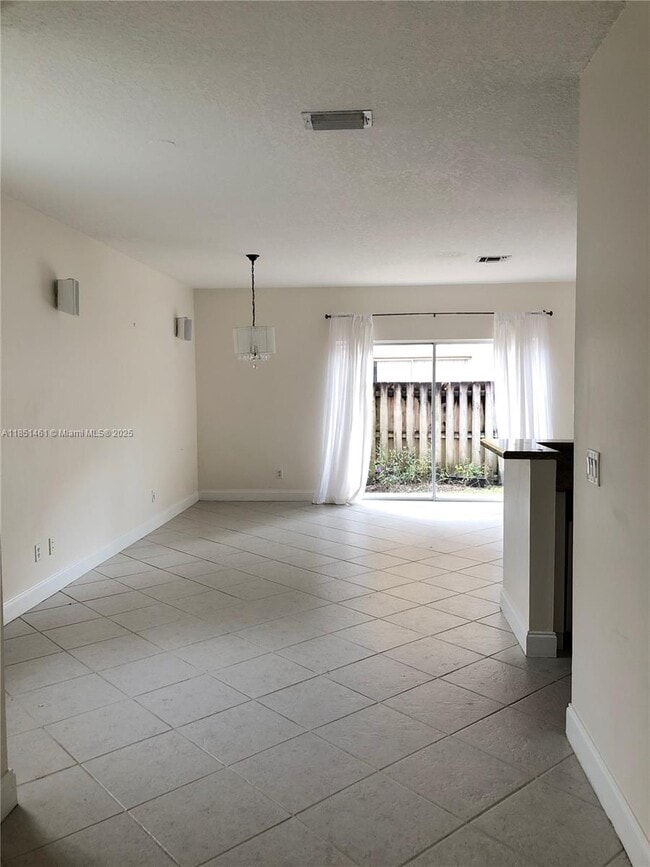 16145 Emerald Cove Rd in Weston, FL - Foto de edificio - Building Photo