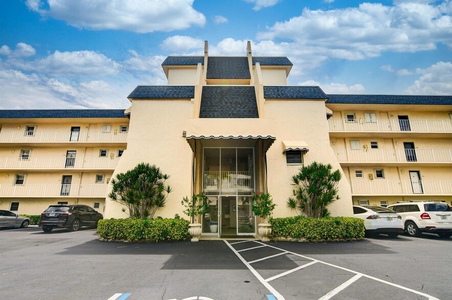 3575 S Ocean Blvd, Unit 2050 in Palm Beach, FL - Building Photo