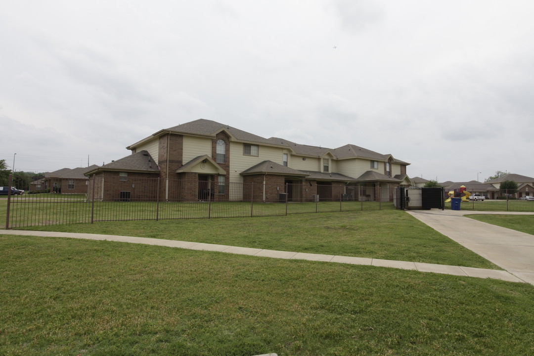 Kingbridge Crossing in Dallas, TX - Building Photo