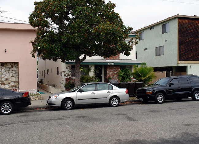 13821 Hawthorne Way in Hawthorne, CA - Building Photo - Building Photo