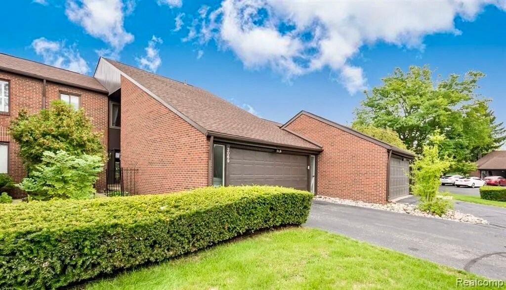 3069 Lindenwood Dr in Dearborn, MI - Building Photo