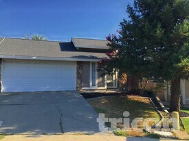 1971 Inglis Way in Roseville, CA - Building Photo