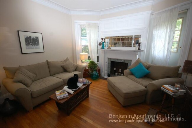 1073 Beacon St, Unit 4 in Brookline, MA - Foto de edificio - Building Photo