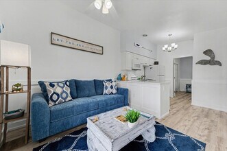 711 E Gulf Blvd in Indian Rocks Beach, FL - Foto de edificio - Building Photo