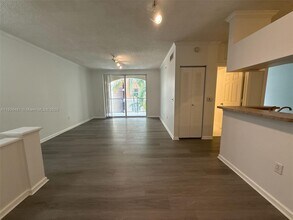 17100 N Bay Rd in Sunny Isles Beach, FL - Foto de edificio - Building Photo