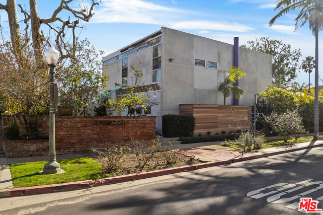 2153 Linnington Ave in Los Angeles, CA - Building Photo - Building Photo