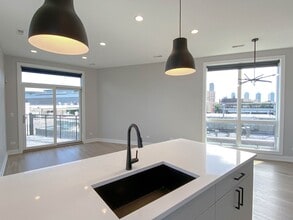 1053 W Cornelia Ave, Unit 401 in Chicago, IL - Building Photo - Building Photo