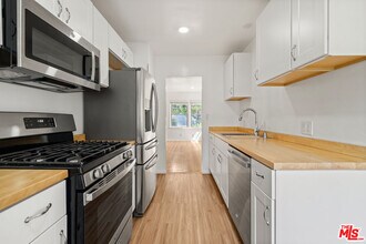 7109 Flight Ave in Los Angeles, CA - Foto de edificio - Building Photo