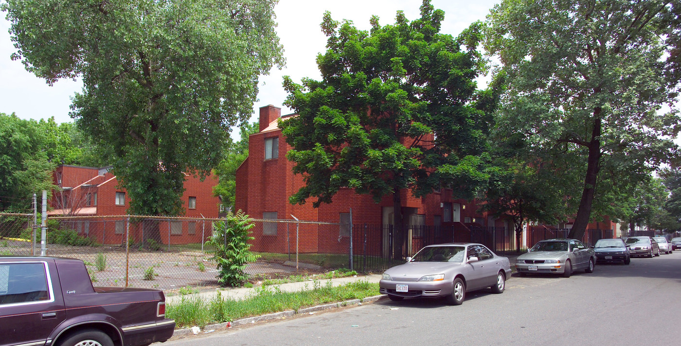 24-40 Bancroft St in Springfield, MA - Foto de edificio