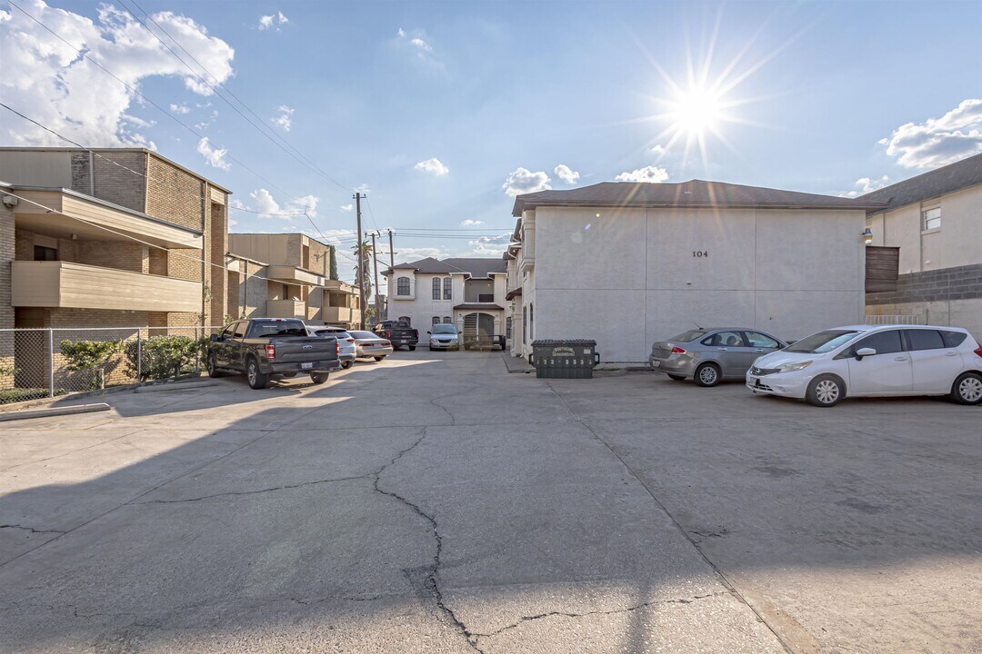 104 Belaire Dr in Laredo, TX - Building Photo