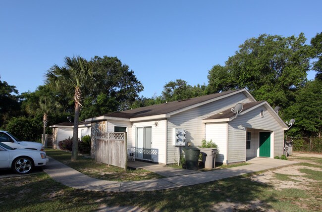 8301 Country Walk Dr in Pensacola, FL - Building Photo - Building Photo