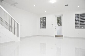 2610 NE 213th St in Miami, FL - Foto de edificio - Building Photo