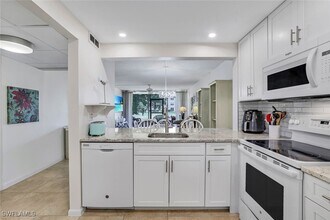 1087 Forest Lakes Dr in Naples, FL - Foto de edificio - Building Photo