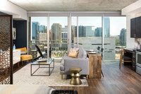 SkyHouse Dallas Apartments in Dallas, TX - Foto de edificio - Building Photo