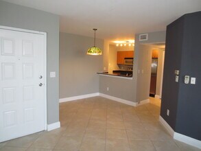 2881 N Oakland Forest Dr in Oakland Park, FL - Foto de edificio - Building Photo