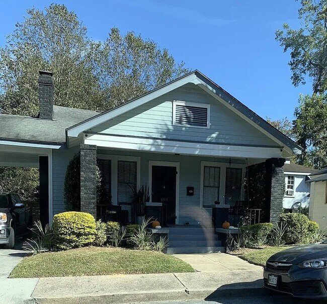 property at 910 E 41st St