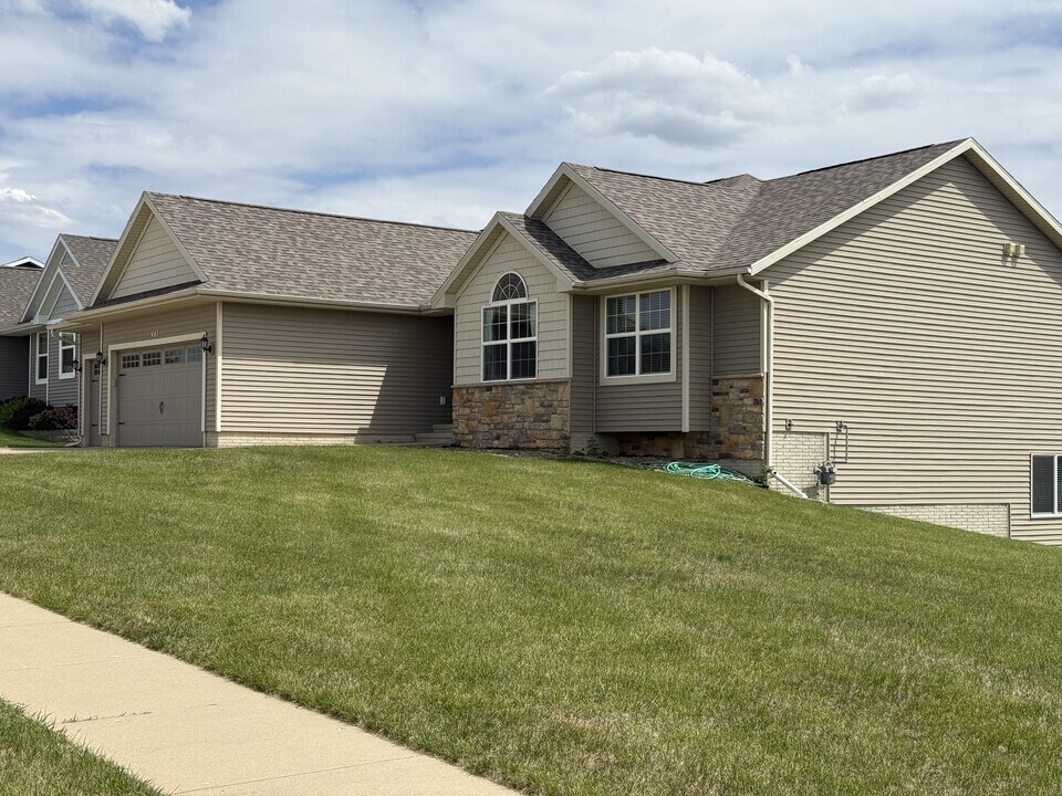 487 Battle Creek Dr in Marion, IA - Building Photo