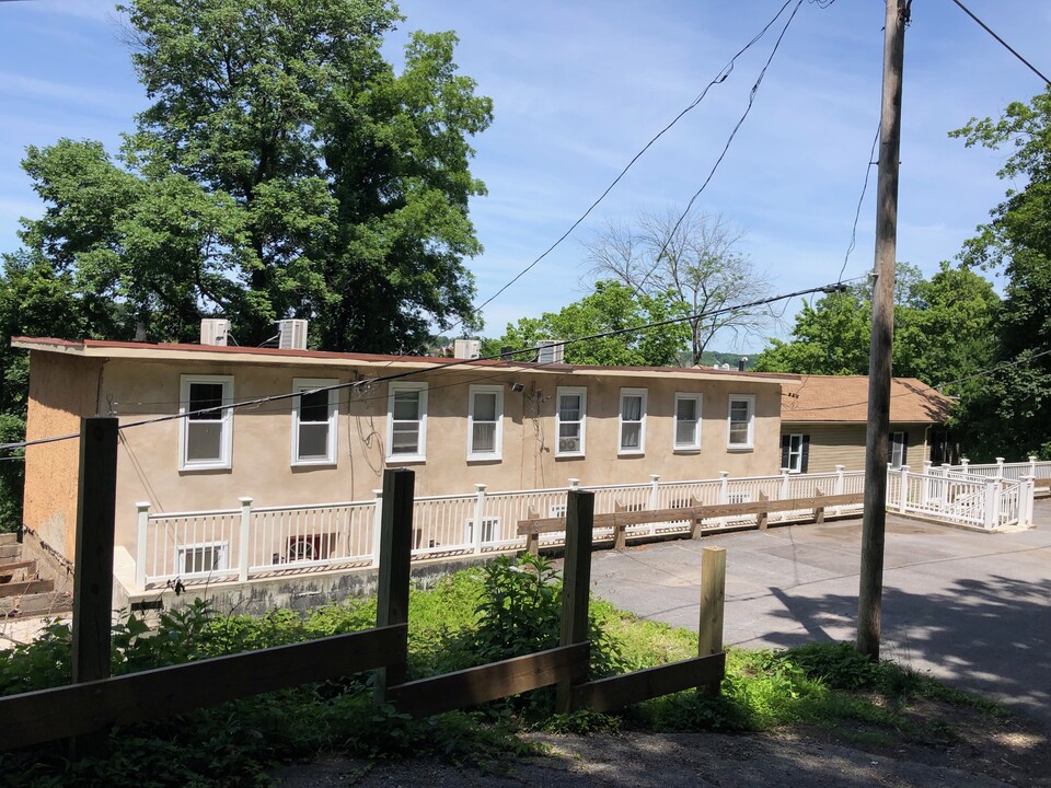 8 Woodmont Rd in Conshohocken, PA - Building Photo