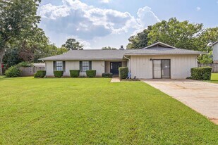 304 Melbourne Dr in Enterprise, AL - Building Photo
