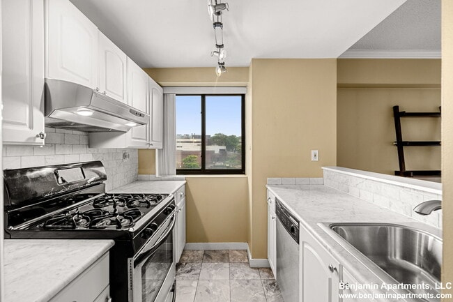 15 North Beacon St, Unit 404 in Boston, MA - Building Photo - Building Photo