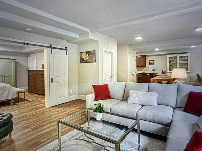 3900 Canal Rd in Lake Oswego, OR - Building Photo - Building Photo