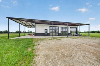 9082 Wolf Run in Ponder, TX - Foto de edificio - Building Photo