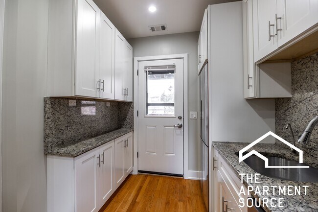 3716 W Belmont Ave, Unit 2E in Chicago, IL - Foto de edificio - Building Photo