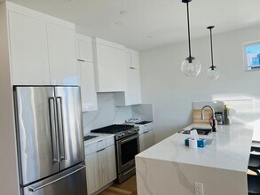 28 South St, Unit 204 in Somerville, MA - Foto de edificio - Building Photo