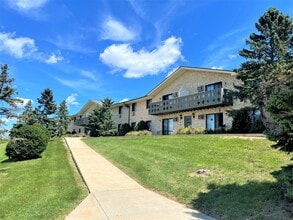 Central Park Apartments in West Allis, WI - Foto de edificio - Building Photo