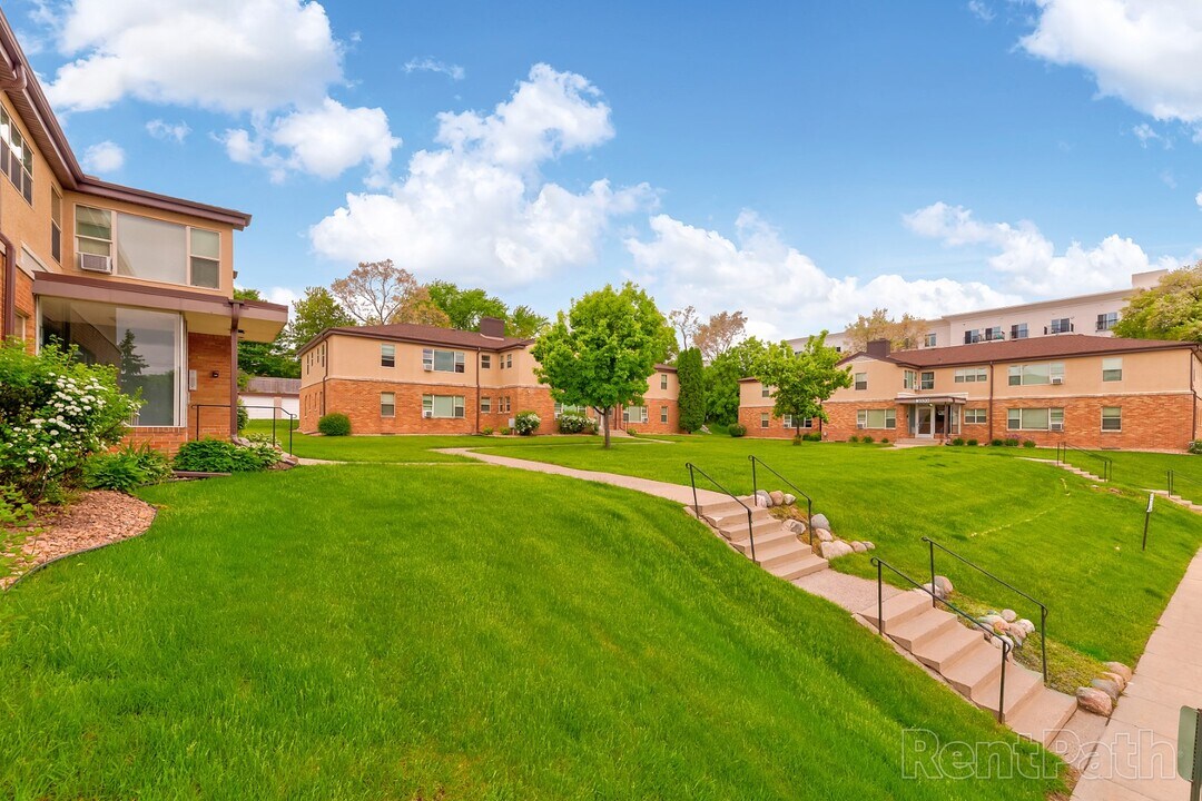 Uptown West Apartments in St. Louis Park, MN - Foto de edificio