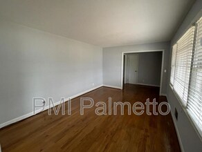 916 Riverview Dr in West Columbia, SC - Foto de edificio - Building Photo