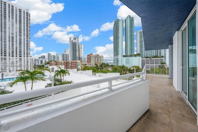 275 NE 18th St in Miami, FL - Foto de edificio - Building Photo