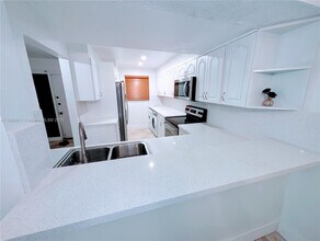 1584 NW 113th Way in Pembroke Pines, FL - Foto de edificio - Building Photo