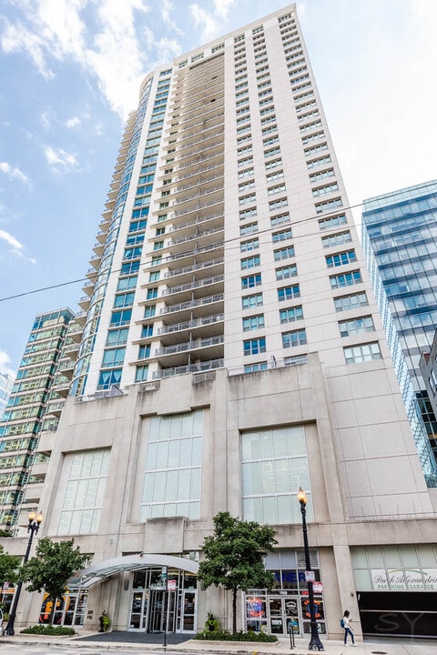 125 S Jefferson St in Chicago, IL - Building Photo